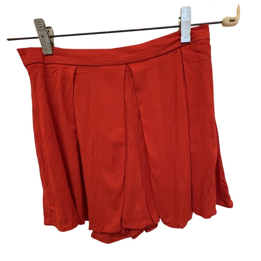 Le Lis Collection Pleated Front Flowy Shorts Womens Small Red Rayon